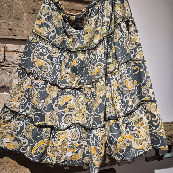 Floral Patterned Skirt in Gray and Yellow - Picture 2 of 9